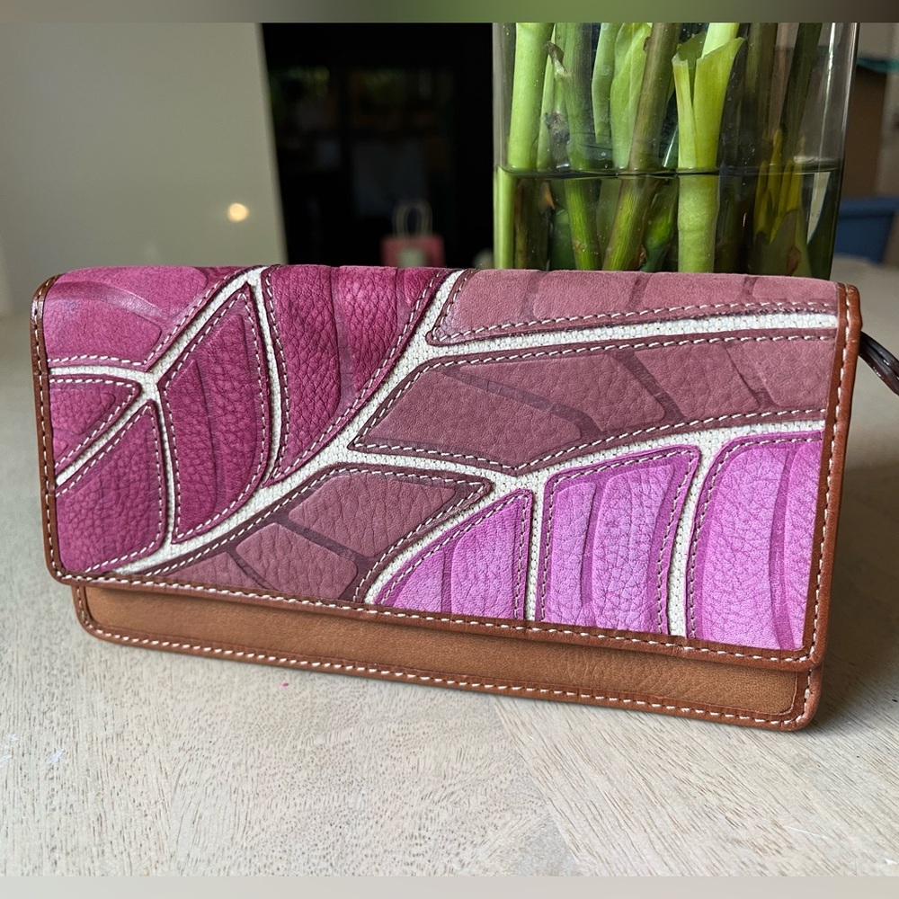 FOSSIL leather wallet, Never Used, Like New, Leaf Pattern embossed